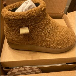 ROAM FUZZY MAGIC MOON
BOOTIE Coffee brown FAUX
SHEARLING size 10